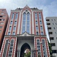 Photo taken at 慶應義塾大学 三田キャンパス 東門 by ɐןɐqıɐɥ on 8/25/2022