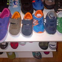 รูปภาพถ่ายที่ Soula Shoes โดย luke เมื่อ 11/4/2012