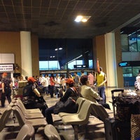 Photo taken at ประตูทางออก ผู้โดยสารขาเข้าภายในประเทศ - Domestic Arrivals by AREEWAN W. on 4/18/2013