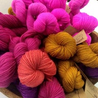 รูปภาพถ่ายที่ Chelsea Yarns โดย christina l. เมื่อ 8/15/2014