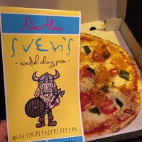 รูปภาพถ่ายที่ Sven Viking Pizza โดย Lew W. เมื่อ 10/22/2013