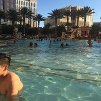 Das Foto wurde bei Azure Luxury Pool (Palazzo) von Conrad N. am 7/4/2016 aufgenommen