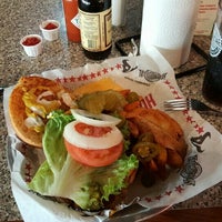 Photo taken at Fuddruckers by Quique M. on 4/21/2016