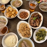 Photo taken at Song Fa Bak Kut Teh 松发肉骨茶 by Melissa Teyu L. on 4/20/2023