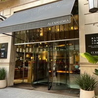 รูปภาพถ่ายที่ Alexandra Barcelona Hotel, Curio Collection by Hilton โดย SH เมื่อ 11/13/2022