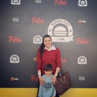 Photo taken at Chapa Quente - UOL Burger Fest by Angélica V. on 7/3/2016