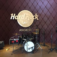 Foto tomada en Hard Rock Cafe Angkor  por Tomas B. el 10/20/2015