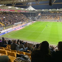 รูปภาพถ่ายที่ Parkstad Limburg Stadion โดย Rick M. เมื่อ 10/28/2022