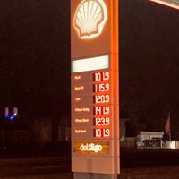รูปภาพถ่ายที่ Shell โดย T. H. เมื่อ 12/9/2020