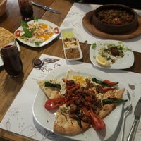 Das Foto wurde bei Knafe Restaurant von Oğuz V. am 7/30/2017 aufgenommen