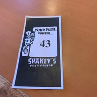 รูปภาพถ่ายที่ Shakey&amp;#39;s Pizza Parlor โดย Cole M. เมื่อ 6/10/2021