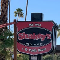 รูปภาพถ่ายที่ Shakey&amp;#39;s Pizza Parlor โดย Cole M. เมื่อ 6/10/2021