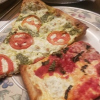 3/6/2023 tarihinde Eileen A.ziyaretçi tarafından Krispy Pizza'de çekilen fotoğraf