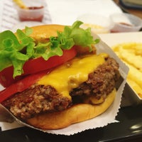 Foto tirada no(a) Burger Capital por He. em 4/20/2016