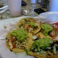 Photo prise au Los Tacos par Amy G. le8/7/2013
