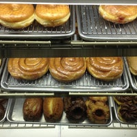 3/30/2013 tarihinde Alex H.ziyaretçi tarafından Allstar Donuts'de çekilen fotoğraf