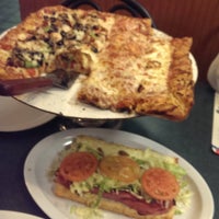 Foto tomada en Bellacino&amp;#39;s Pizza &amp;amp; Grinders  por Streetwerkz C. el 10/16/2015