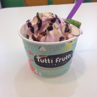 Photo taken at Tutti Frutti Frozen Yogurt by Betul O. on 9/14/2014