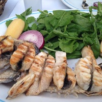 Foto tirada no(a) Cunda Balık Restaurant por EVO . em 9/20/2015