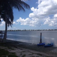 Das Foto wurde bei Gulf Coast Kayak von Elizabeth R. am 9/10/2013 aufgenommen