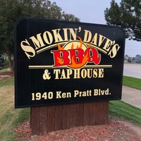 Photo taken at Smokin&amp;#39; Dave&amp;#39;s BBQ &amp;amp; Brew - Longmont by Neal E. on 8/21/2018