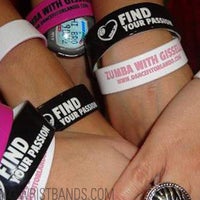 Foto scattata a Amazing Wristbands da Billie Jean B. il 7/9/2014