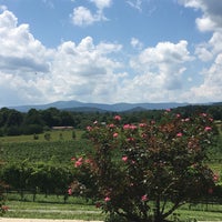 Foto tirada no(a) Round Peaks Vineyards por Rob D. em 7/17/2016