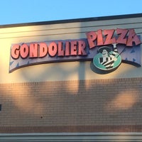 9/23/2016 tarihinde John K.ziyaretçi tarafından Gondolier Pizza'de çekilen fotoğraf