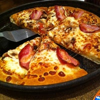 Снимок сделан в Pizza Hut пользователем Liann V. 2/16/2012