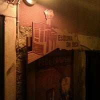 รูปภาพถ่ายที่ Esquina da Bica Bar โดย Tiago P. เมื่อ 6/27/2012