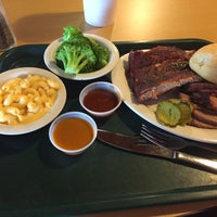 รูปภาพถ่ายที่ Feedstore BBQ โดย Mary B. เมื่อ 7/9/2015