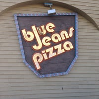 10/26/2013 tarihinde Alex D.ziyaretçi tarafından Blue Jeans Pizza'de çekilen fotoğraf