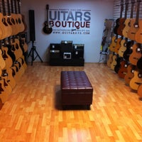 Foto scattata a Guitars Boutique da Lara il 5/1/2013