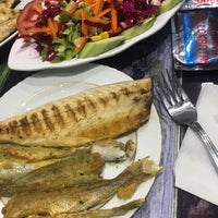 Das Foto wurde bei marmara balık lokantası von Sezer K. am 3/30/2018 aufgenommen