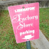 6/18/2016 tarihinde ERICziyaretçi tarafından Liberator Shapes Factory Store'de çekilen fotoğraf