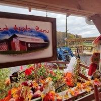 Foto tirada no(a) Red Apple Barn por ERIC em 10/31/2023