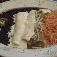 Foto diambil di Nuevo Leon Mex Mex Restaurant &amp; Bar oleh Paul A. pada 4/20/2014