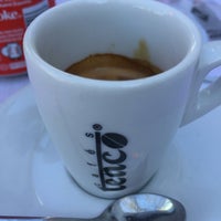 Foto tirada no(a) Miramaia Confeitaria por Sema Ç. em 8/29/2016