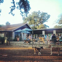 รูปภาพถ่ายที่ Dog House Drinkery Dog Park โดย William S. เมื่อ 8/5/2013