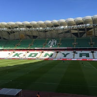 รูปภาพถ่ายที่ Konya Büyükşehir Stadyumu โดย Mert O. เมื่อ 11/22/2015