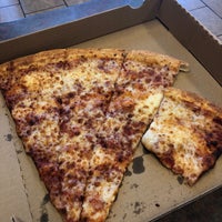 Снимок сделан в Pizza Zone &amp;#39;N&amp;#39; Grill пользователем JC 2/4/2018