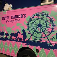 รูปภาพถ่ายที่ Betty Danger&amp;#39;s Country Club โดย Robbie C. เมื่อ 8/17/2020