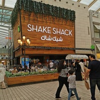 Photo taken at Shake Shack by 𝔍𝖆𝖘𝖘𝖊𝖒 . on 7/29/2021