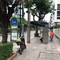 Photo taken at BMTA Bus Stop BTS วงเวียนใหญ่ (Wongwian Yai) by NeMeSiS on 8/31/2019