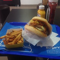 Снимок сделан в Burgers - Burger&amp;#39;s ® -  @Burgerscolombia пользователем Pipe R. 2/15/2014