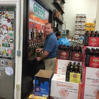7/29/2016 tarihinde Elaine T.ziyaretçi tarafından Green&amp;#39;s Beverage Warehouse'de çekilen fotoğraf