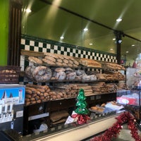 12/31/2018 tarihinde Yulia L.ziyaretçi tarafından Royal Crown Bakery'de çekilen fotoğraf