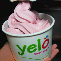 7/28/2013 tarihinde Yelo Frozen Yogurtziyaretçi tarafından Yelo Frozen Yogurt'de çekilen fotoğraf