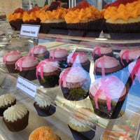 รูปภาพถ่ายที่ Nutphree&#39;s Cupcakes โดย Brian W. เมื่อ 10/21/2012