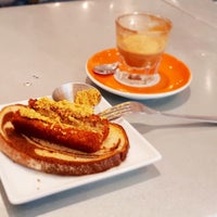 10/7/2018 tarihinde Kieran K.ziyaretçi tarafından Cafe Oranje'de çekilen fotoğraf